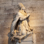 Verbleibende Figuren des Türkendenkmals: Papst,