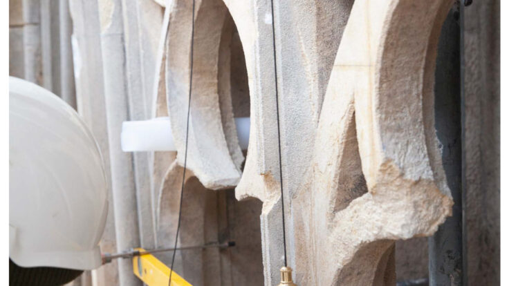 Vereinszeitung Unser Stephansdom 148, Cover, Zu sehen ist ein Steinmetz bei der Arbeit an einem Werkstück an der Domaußenseite